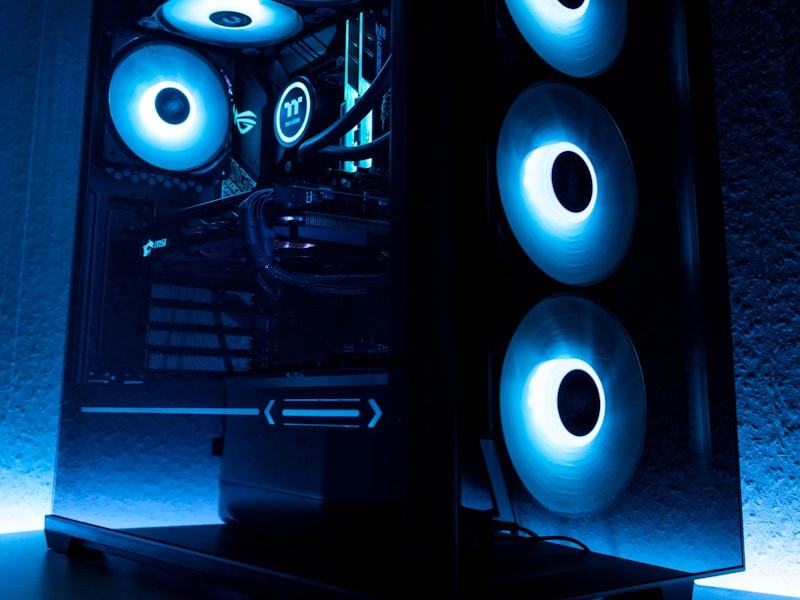 푸른 조명이 비추는 수리 완료된 데스크톱 PC